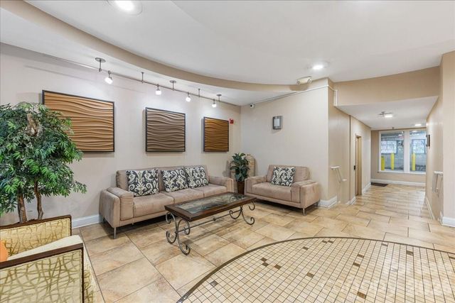 1000 E Woodlawn Road 311, Charlotte, NC 28209