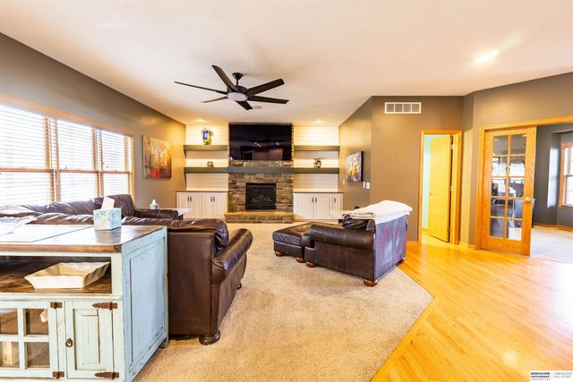 9917 Brentwood Drive, La Vista, NE 68128