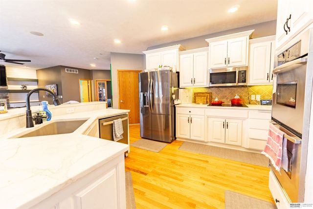 9917 Brentwood Drive, La Vista, NE 68128