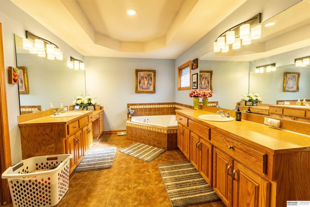 9917 Brentwood Drive, La Vista, NE 68128