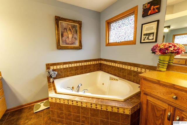 9917 Brentwood Drive, La Vista, NE 68128