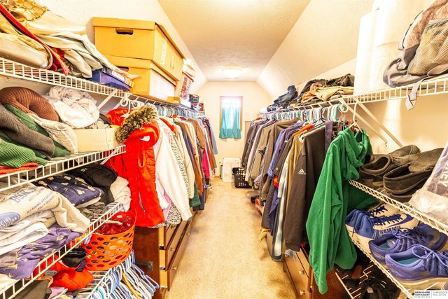 9917 Brentwood Drive, La Vista, NE 68128