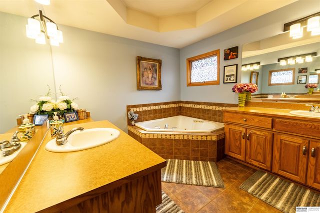 9917 Brentwood Drive, La Vista, NE 68128