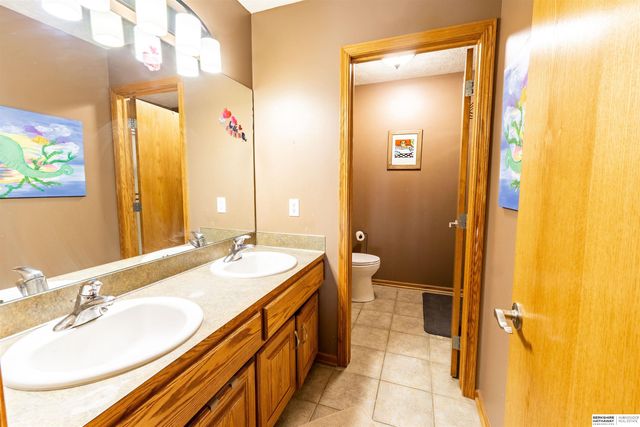 9917 Brentwood Drive, La Vista, NE 68128