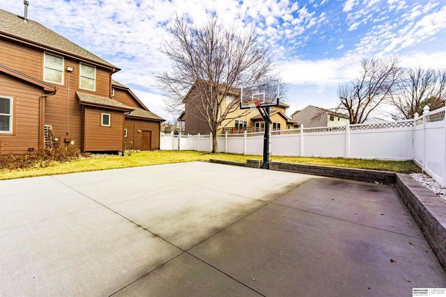 9917 Brentwood Drive, La Vista, NE 68128