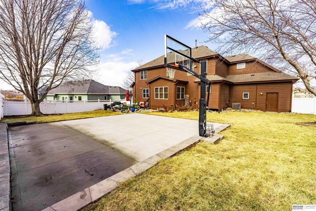 9917 Brentwood Drive, La Vista, NE 68128