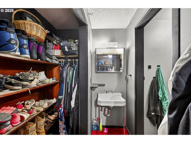 10800 Se KATHY Ln, Boring, OR 97009