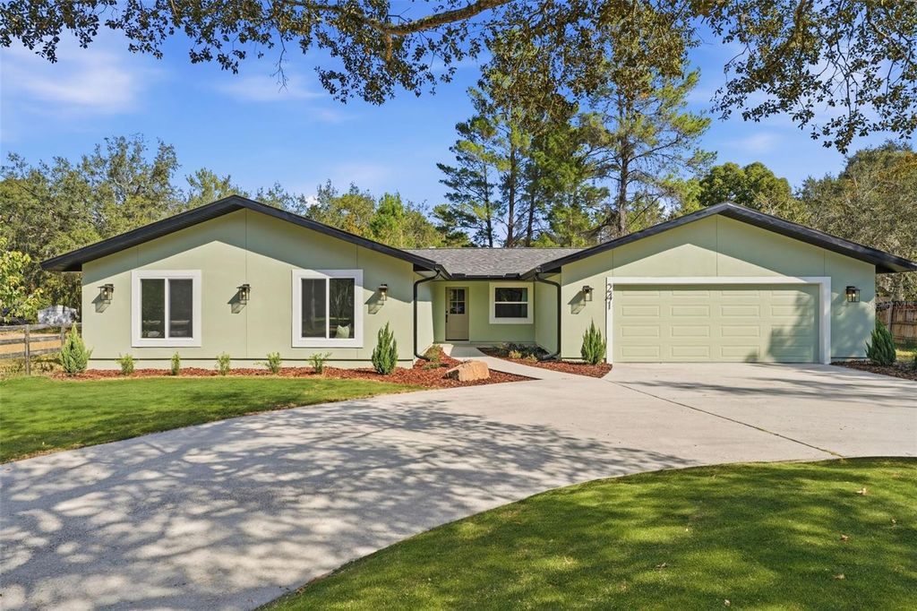 Image 1 of property listing at 241 OVERLOOK DRIVE, Chuluota, FL 32766