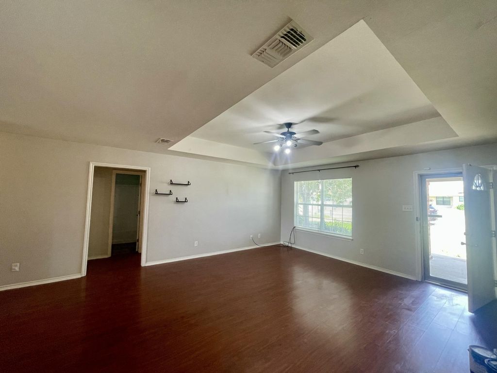 Image 2 of property listing at 2805 Mcgill Boulevard, San Angelo, TX 76905