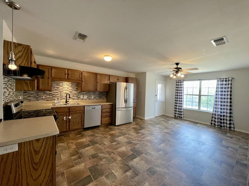 Image 3 of property listing at 2805 Mcgill Boulevard, San Angelo, TX 76905
