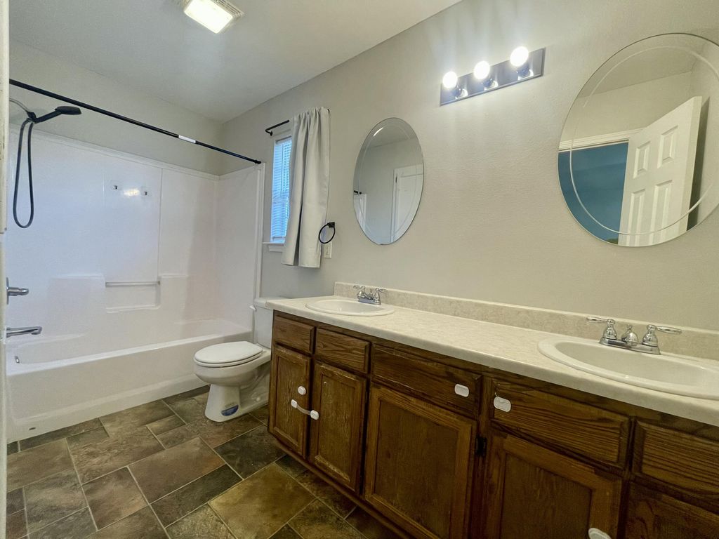 Image 5 of property listing at 2805 Mcgill Boulevard, San Angelo, TX 76905