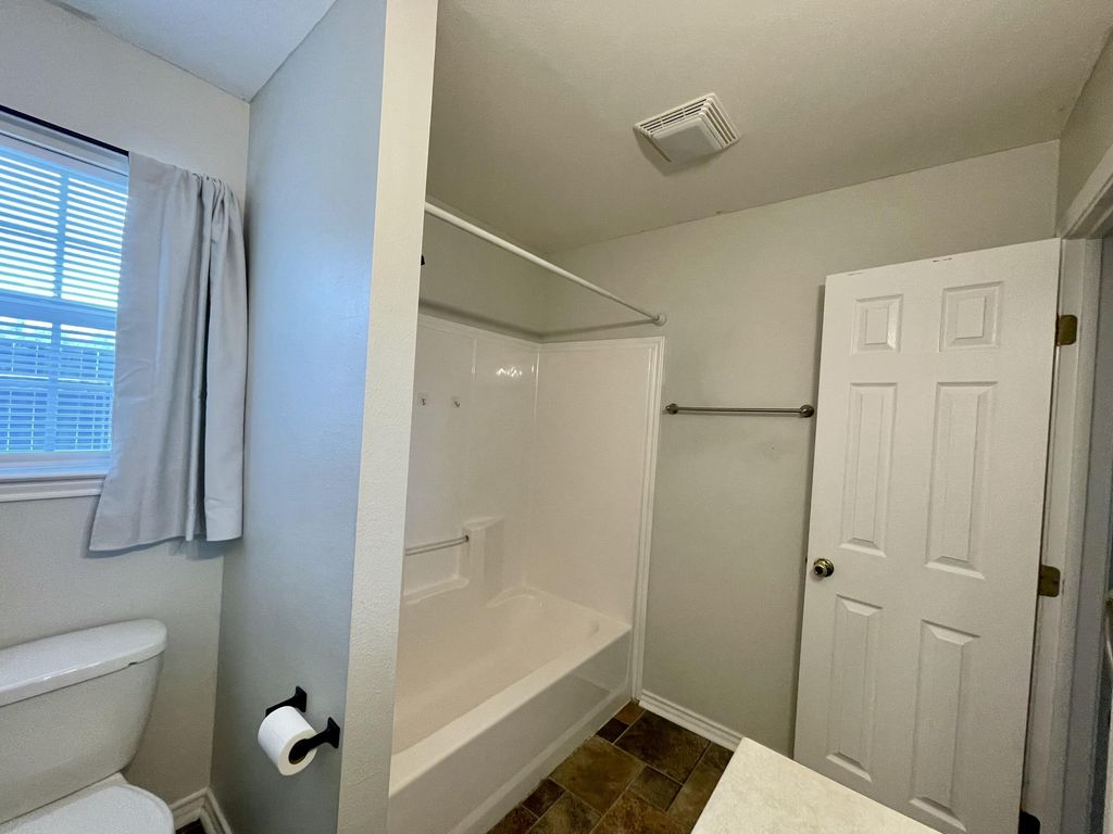 Image 7 of property listing at 2805 Mcgill Boulevard, San Angelo, TX 76905