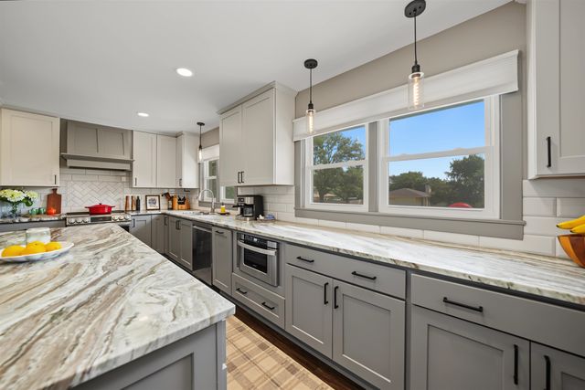 147 Overhill Rd, Salina, KS 67401