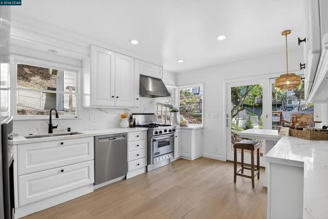 22 Las Palomas, Orinda, CA 94563