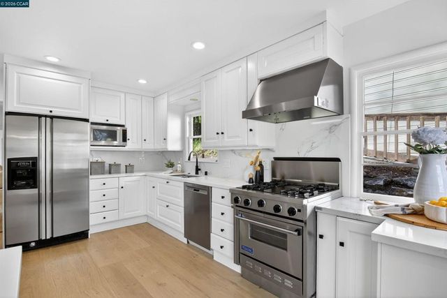 22 Las Palomas, Orinda, CA 94563