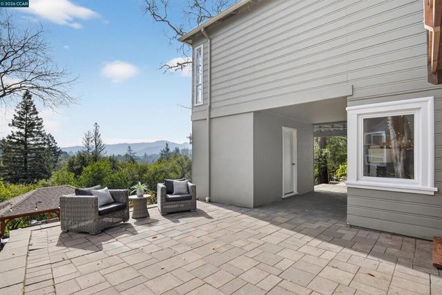 22 Las Palomas, Orinda, CA 94563