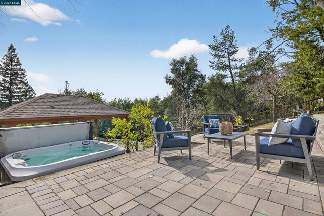 22 Las Palomas, Orinda, CA 94563