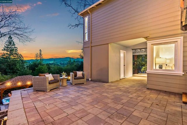 22 Las Palomas, Orinda, CA 94563