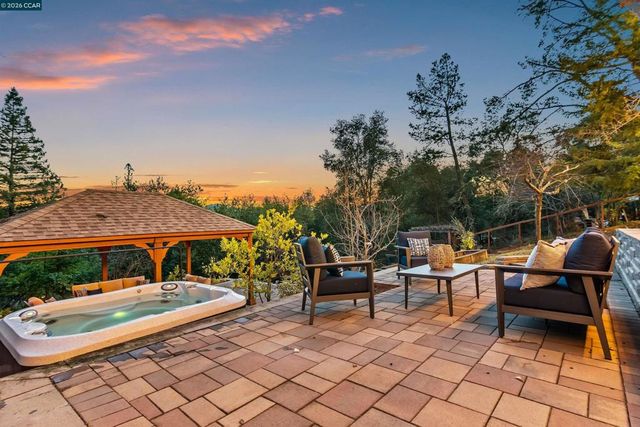 22 Las Palomas, Orinda, CA 94563