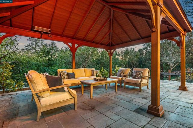 22 Las Palomas, Orinda, CA 94563