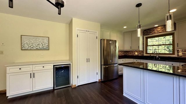 5340 S Maryknoll DRIVE, New Berlin, WI 53151