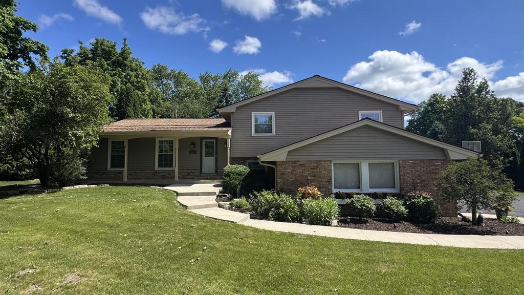 5340 S Maryknoll DRIVE, New Berlin, WI 53151
