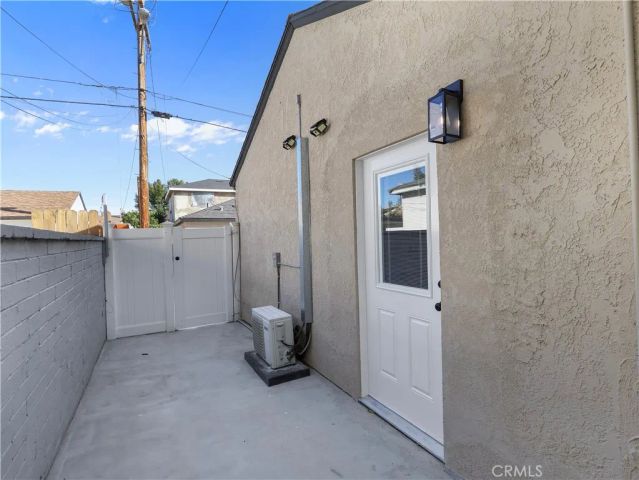 8828 Chimineas Avenue, Northridge, CA 91325