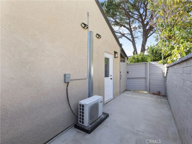 8828 Chimineas Avenue, Northridge, CA 91325