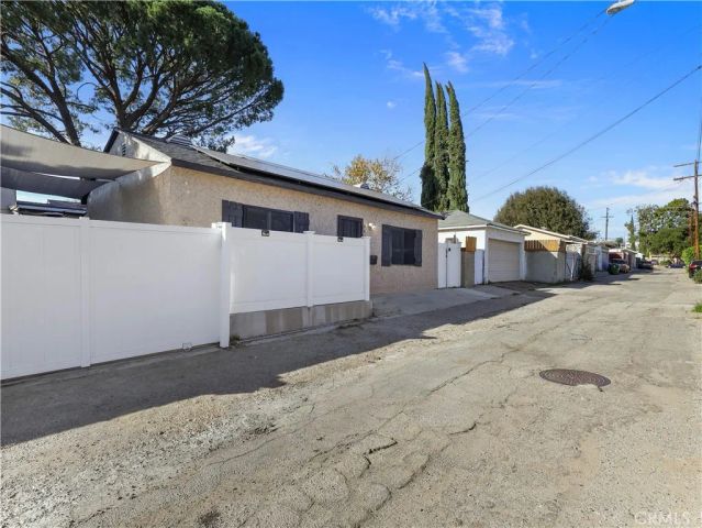 8828 Chimineas Avenue, Northridge, CA 91325