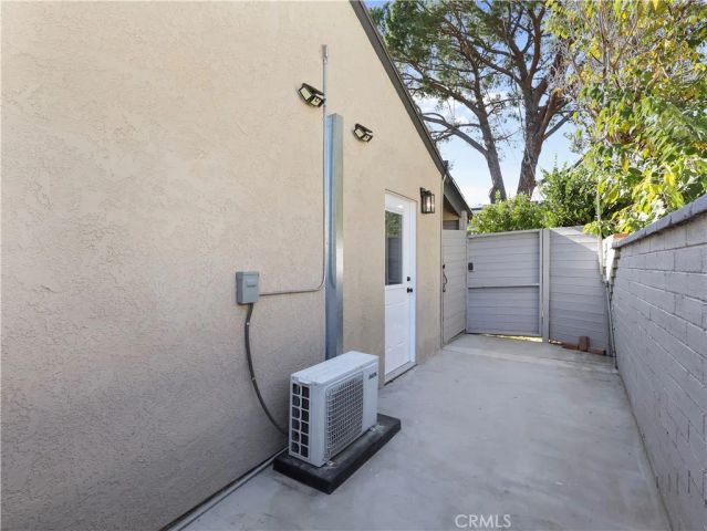 8828 Chimineas Avenue, Northridge, CA 91325
