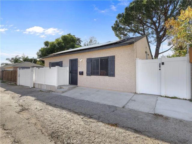 8828 Chimineas Avenue, Northridge, CA 91325