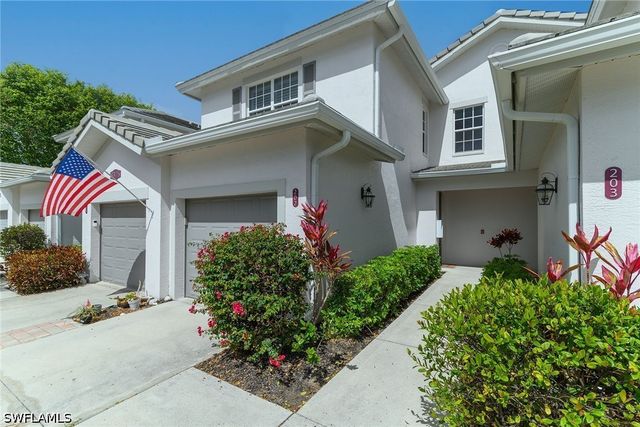 8375 Whisper Trace LN M202, Naples, FL 34114