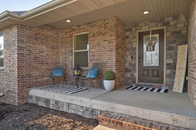 2741 W Fishhook Avenue, Ozark, MO 65721