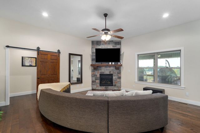 2741 W Fishhook Avenue, Ozark, MO 65721