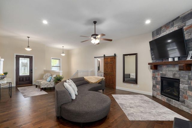 2741 W Fishhook Avenue, Ozark, MO 65721