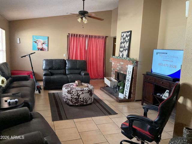 8805 W VALE Drive, Phoenix, AZ 85037