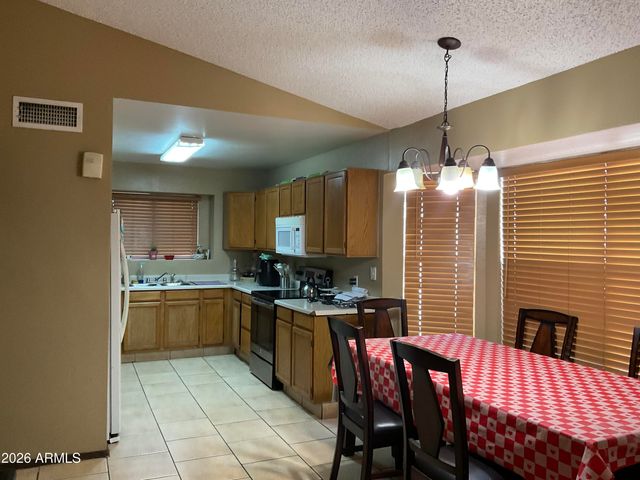 8805 W VALE Drive, Phoenix, AZ 85037