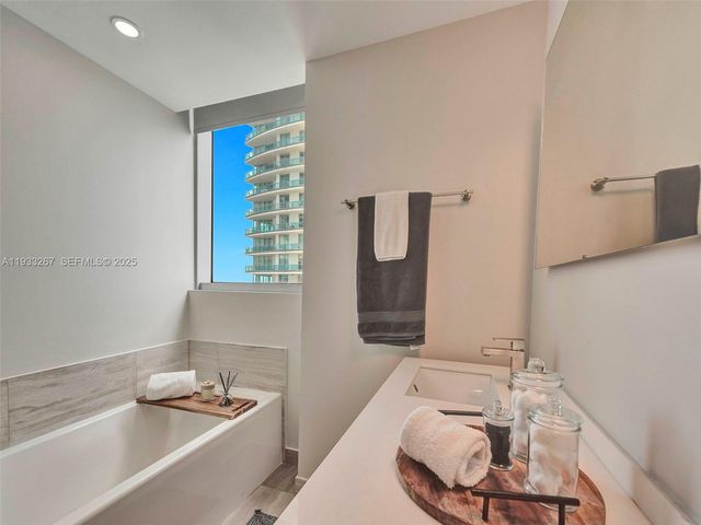 1300 Brickell Bay Dr 2109, Miami, FL 33131