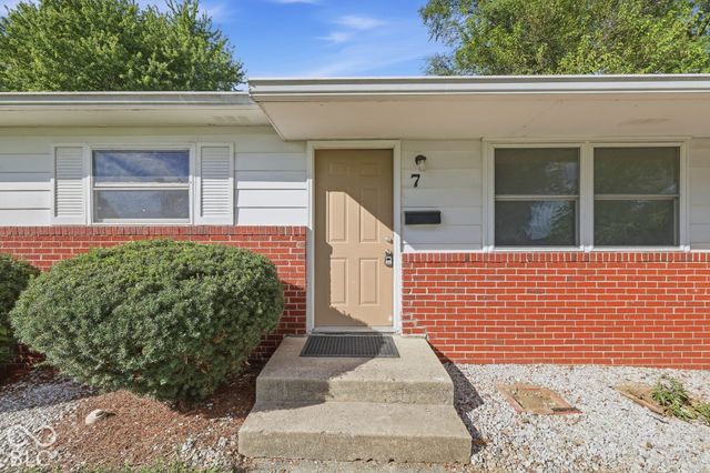 7 Crestview, Greenwood, IN 46143