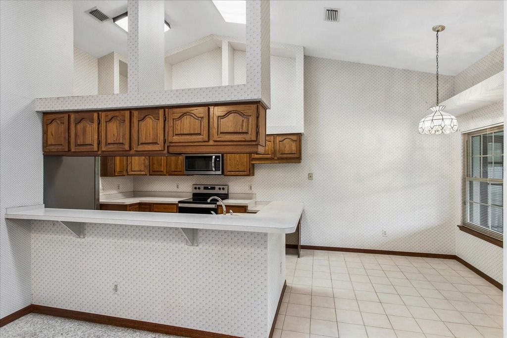 Image 14 of property listing at 4025 CONWAY PLACE CIRCLE, Orlando, FL 32812