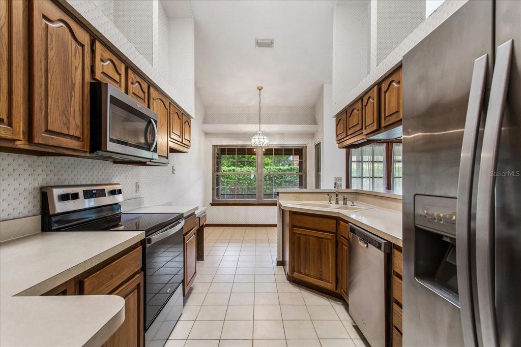 Image 16 of property listing at 4025 CONWAY PLACE CIRCLE, Orlando, FL 32812