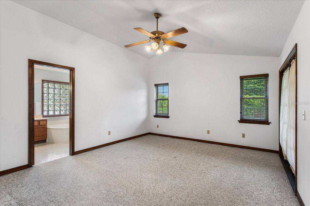 Image 18 of property listing at 4025 CONWAY PLACE CIRCLE, Orlando, FL 32812