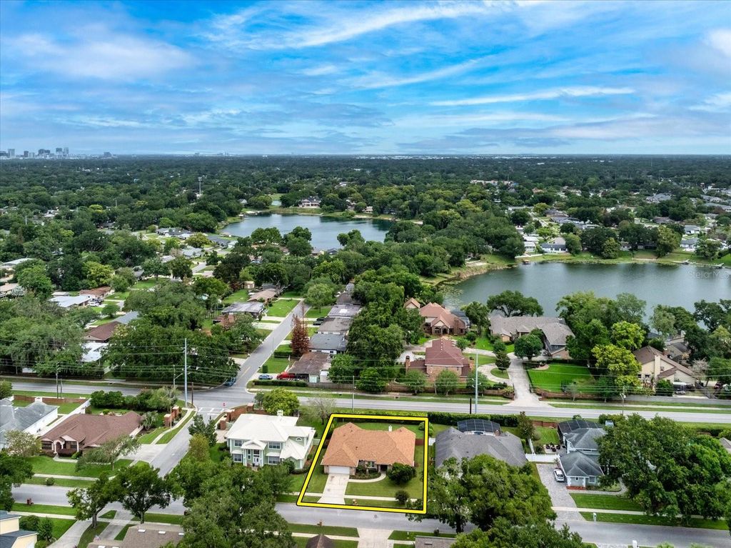 Image 3 of property listing at 4025 CONWAY PLACE CIRCLE, Orlando, FL 32812