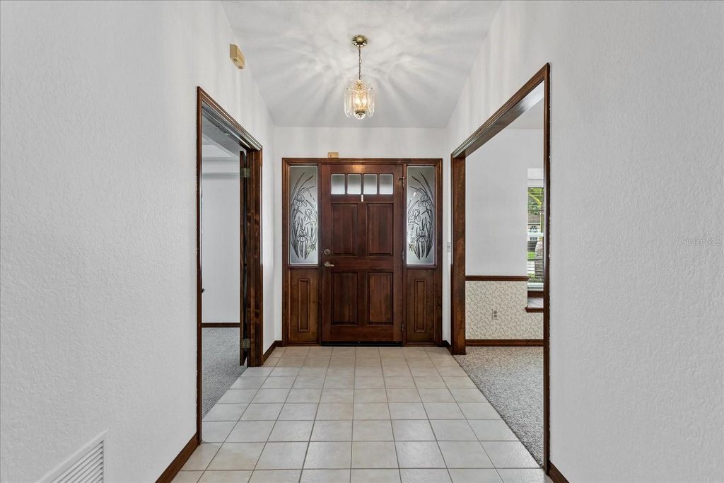 Image 6 of property listing at 4025 CONWAY PLACE CIRCLE, Orlando, FL 32812