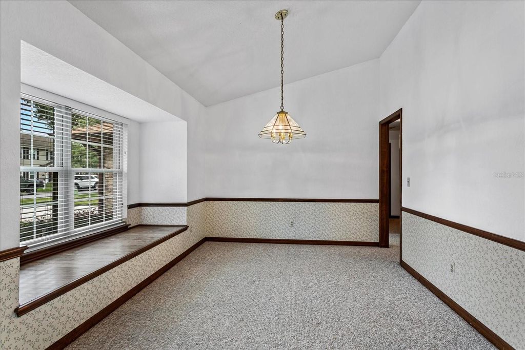 Image 8 of property listing at 4025 CONWAY PLACE CIRCLE, Orlando, FL 32812