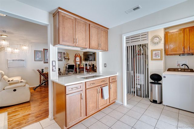 1571 University Avenue, Lincoln Park, MI 48146