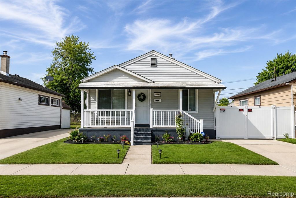 1571 University Avenue, Lincoln Park, MI 48146