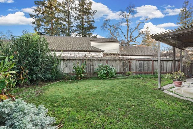 1754 Lakeshore Dr, Lodi, CA 95242