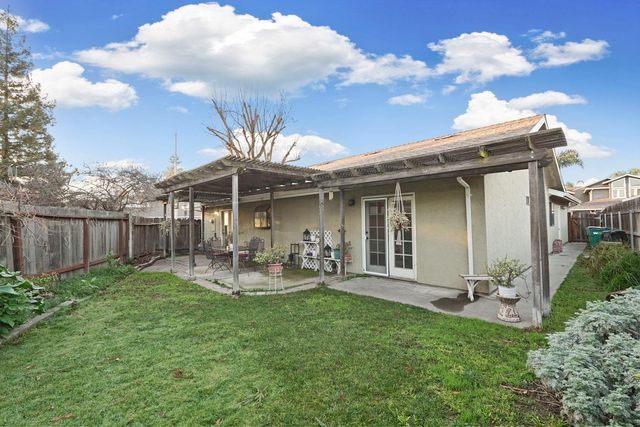 1754 Lakeshore Dr, Lodi, CA 95242