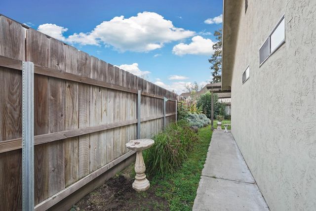 1754 Lakeshore Dr, Lodi, CA 95242